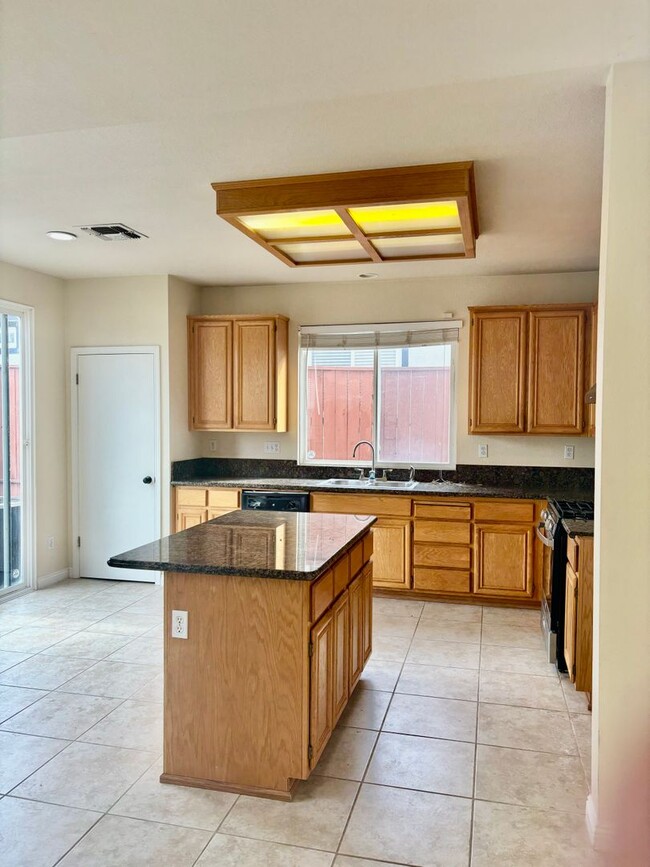 Foto del edificio - Great Neighborhood- Large 5 bed 3 bath hom...