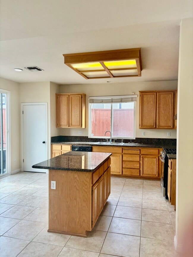 Foto del edificio - Great Neighborhood- Large 5 bed 3 bath home in San Marcos area in Pittsburg!