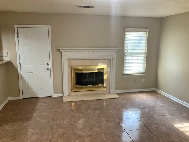 Building Photo - 2416 Windridge Dr NE