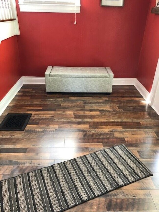 Building Photo - Spacious Home in Downtown LaGrange with fe...