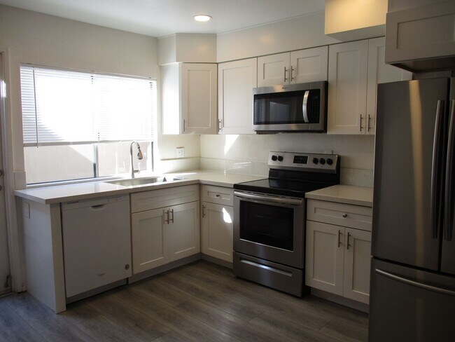 Foto del edificio - Woodlands in La Jolla  2 bedroom 1 bath to...
