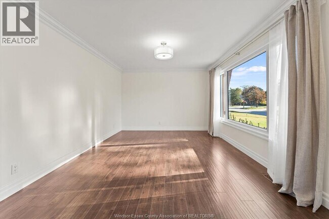 Photo du bâtiment - 98 Commissioner Dr