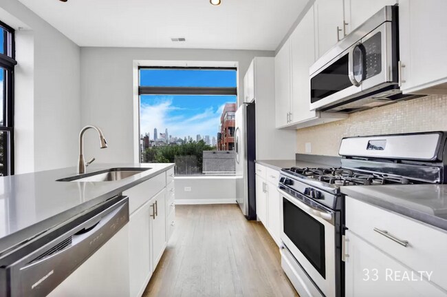 Foto del edificio - Renovated 4 Large bedroom and 2 bath Apart...