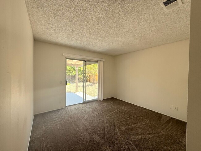 Foto del edificio - 55+ Beautiful Two Bed Community In Oceanside!