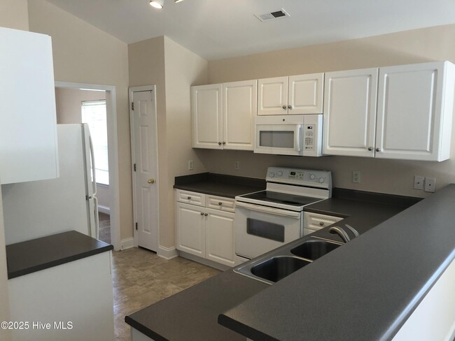 Building Photo - 135 Red Bird Ln