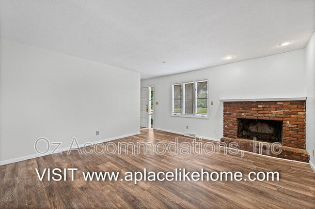 Building Photo - 608 E 78th St