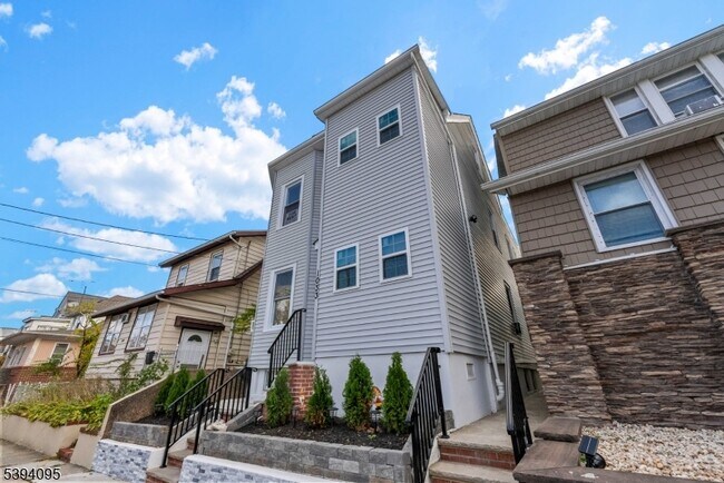 Building Photo - 1033 E 23rd St