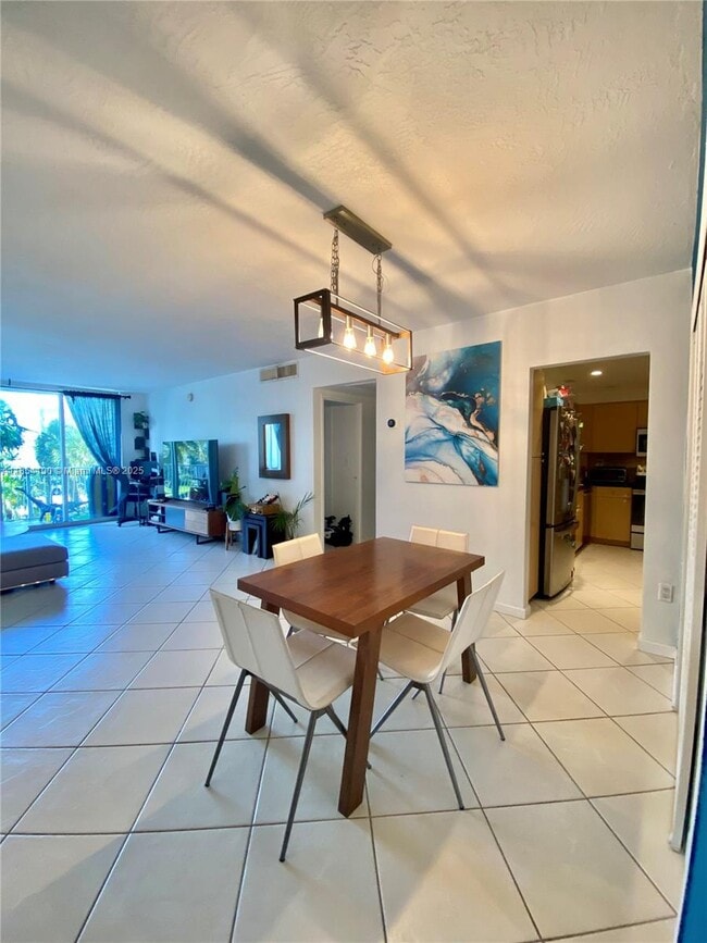 Building Photo - 10350 W Bay Harbor Dr