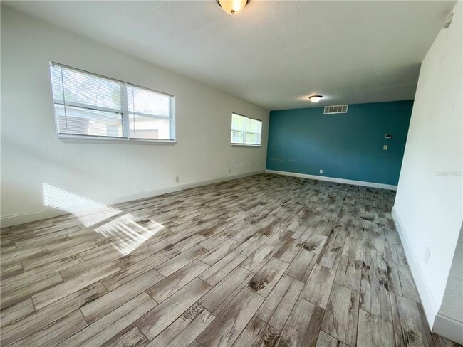 Building Photo - 1227 Bloxam Ave