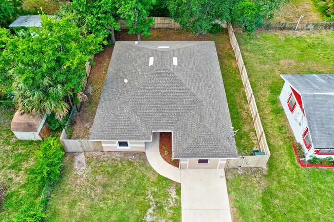 Building Photo - 720 Florence St