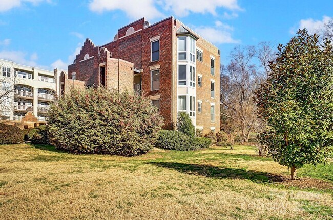 Foto del edificio - 328 W 6th St