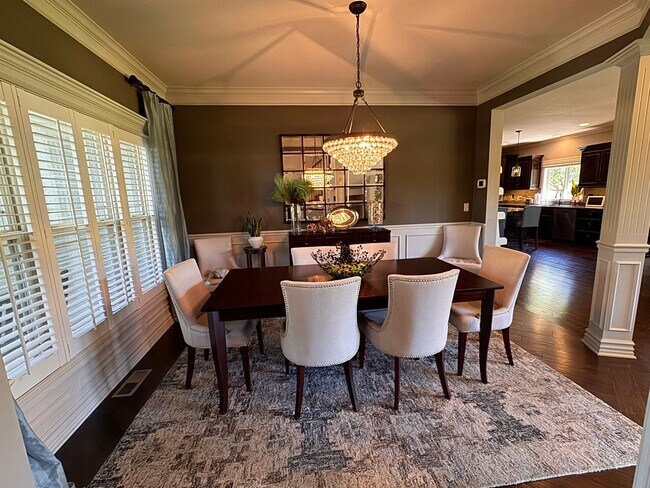 Foto del edificio - 5BR/5BA | Single Family Home | 3-Car Garage Parking | Fenced backyard