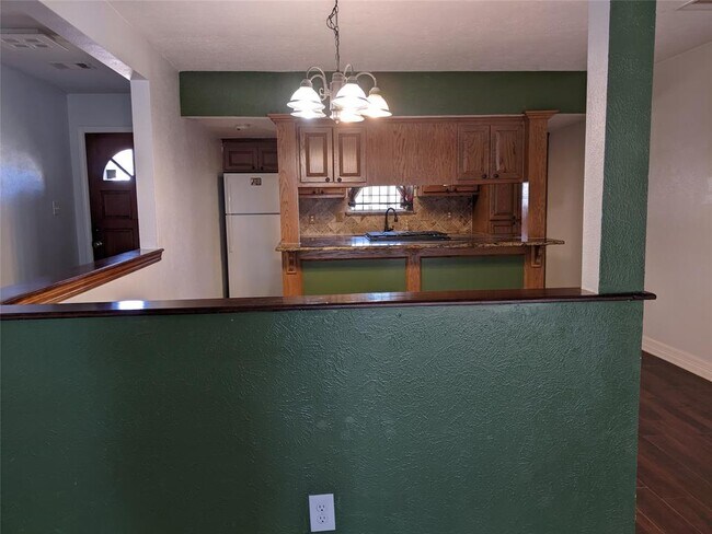 Building Photo - 3403 Saratoga Dr