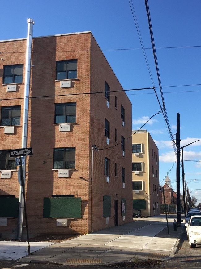 Building Photo - 429 Wyona St