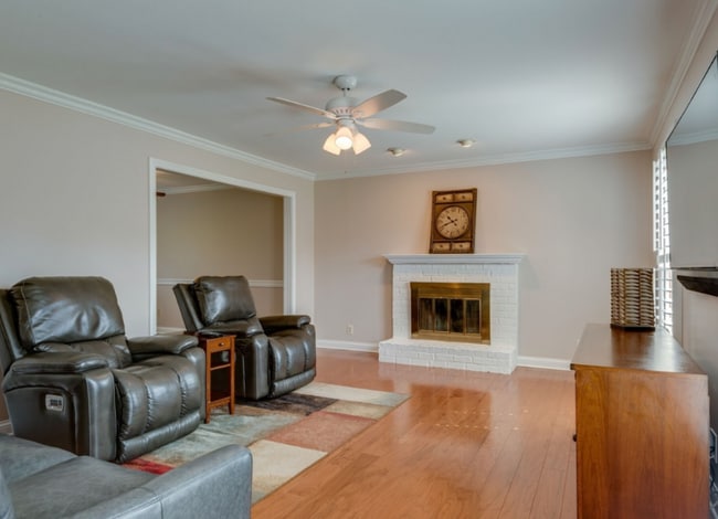 Photo - 176 London Ln House