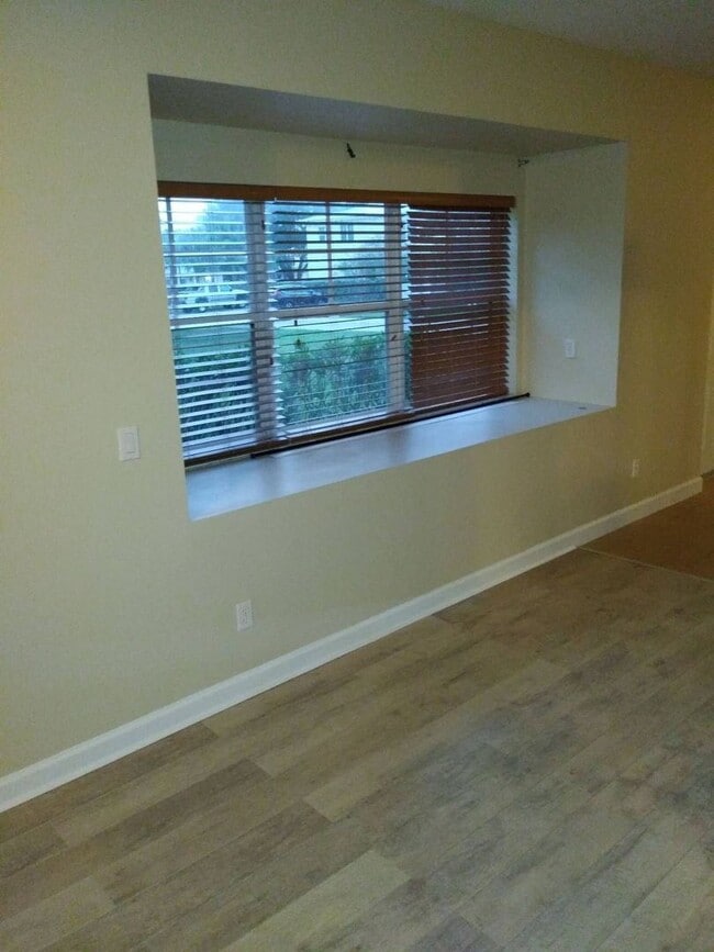 Foto del edificio - Grab this Spacious 4 Bedroom 2.5 Bath Townhouse