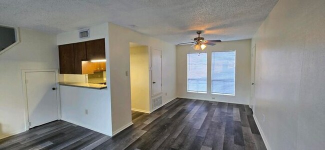 Foto del edificio - Tour Today! Newly Updated 2/1.5 Townhome i...