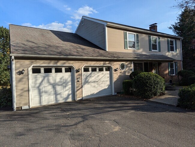 Foto del edificio - 30 Long Plain Rd