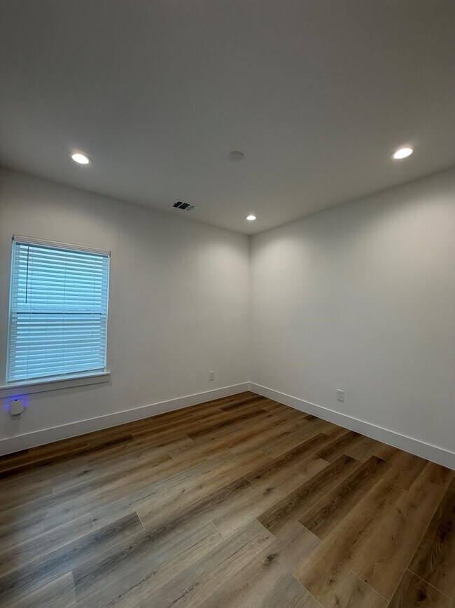 Building Photo - 6733 Peerless St