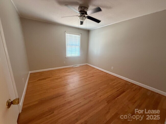 Building Photo - 301 Montgomery Dr
