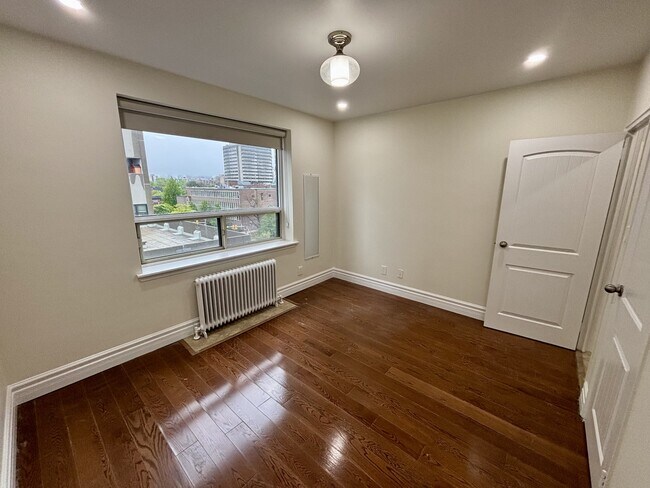 Photo du bâtiment - 710 Spadina Ave.