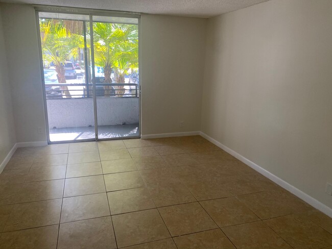 Foto del edificio - 601 Lyons Rd
