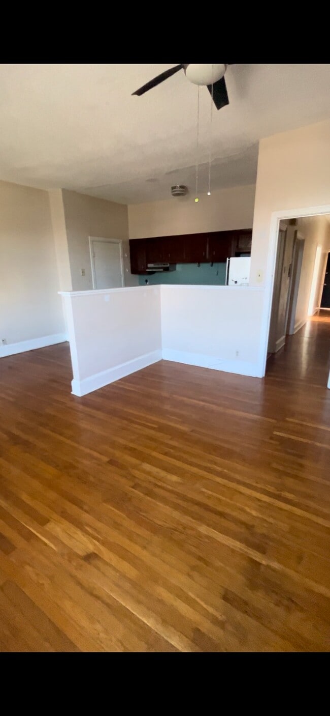 Foto del edificio - 437 E Girard Ave