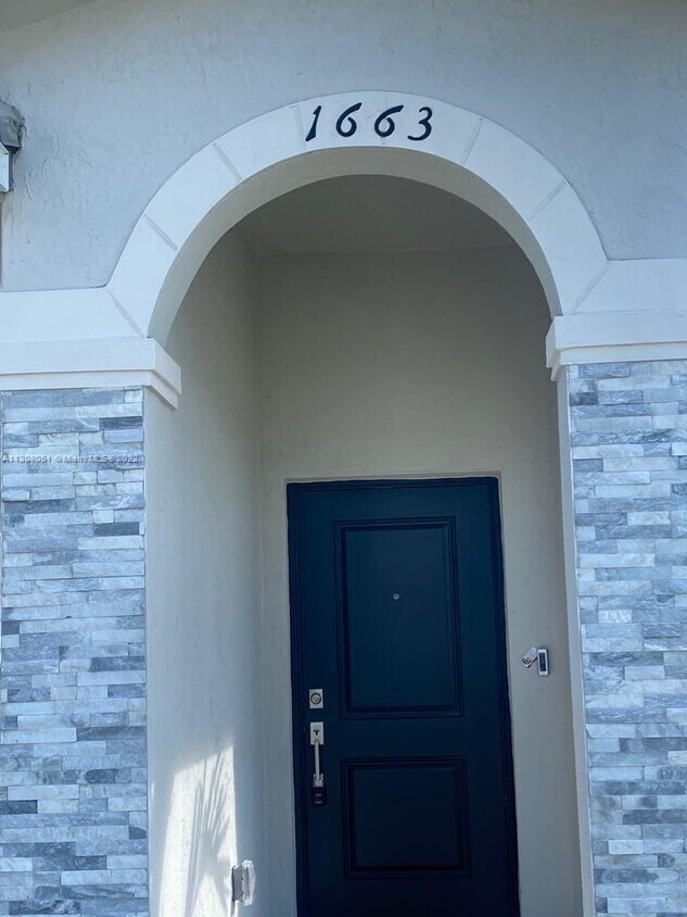 Primary Photo - 1663 SE 26th Rd