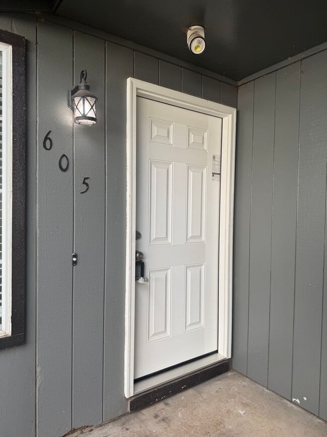 Building Photo - Updated 2 bedroom 1.5 bath duplex in Thurston!