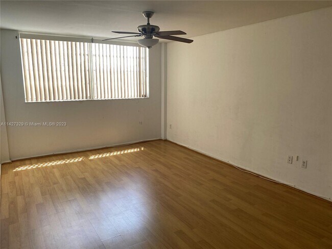 Building Photo - 16450 Miami Dr