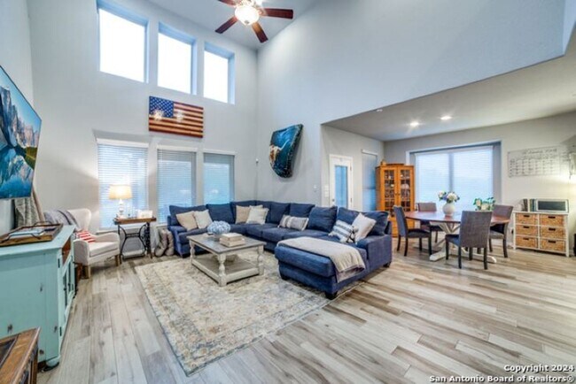 Building Photo - 4 Bedrooms 3.5 Bathrooms located in Napa O...