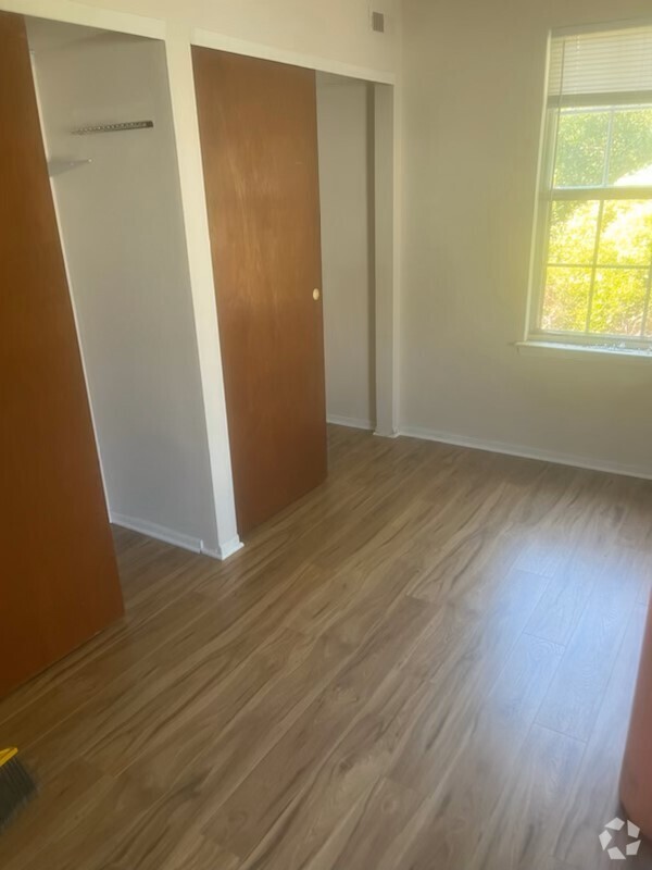 Building Photo - 573 Thrush Ct