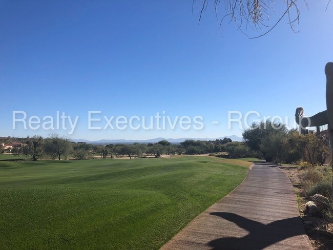 Building Photo - Resort Style Living!