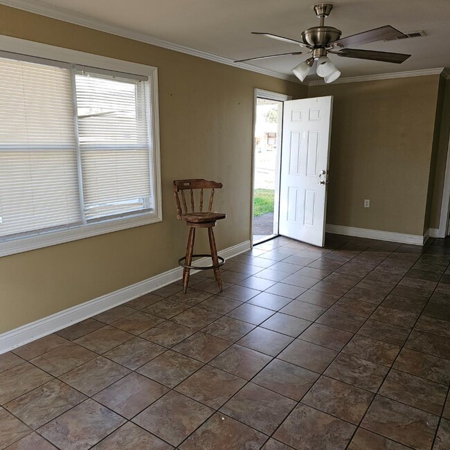 Building Photo - 401 St Louis St