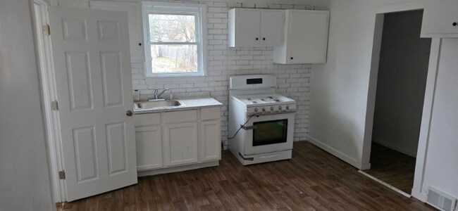 Building Photo - 1831 S Westmoreland Ave