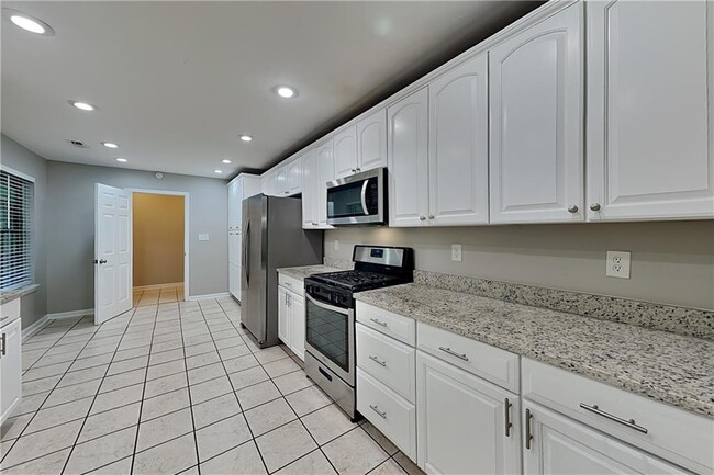 Building Photo - 4750 Jamerson Forest Cir
