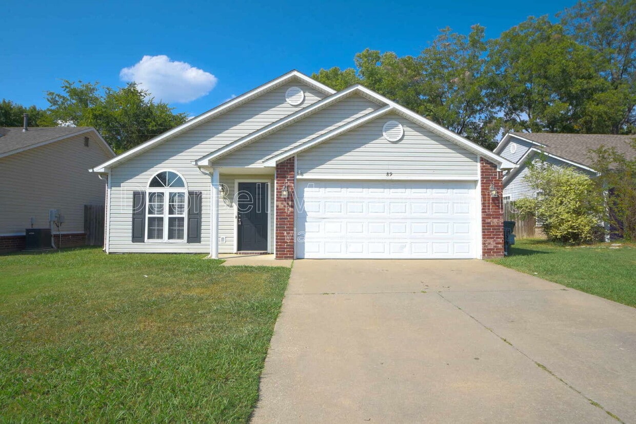 Primary Photo - 89 W Fairlane Ct