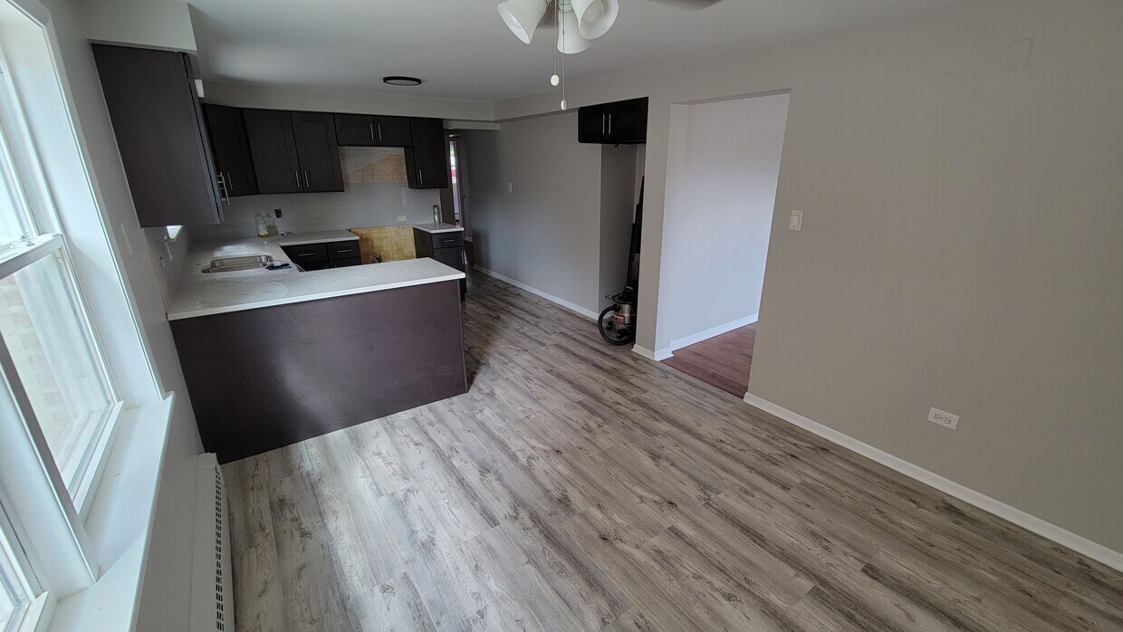 Kitchen and dining - 4644 N Sayre Ave