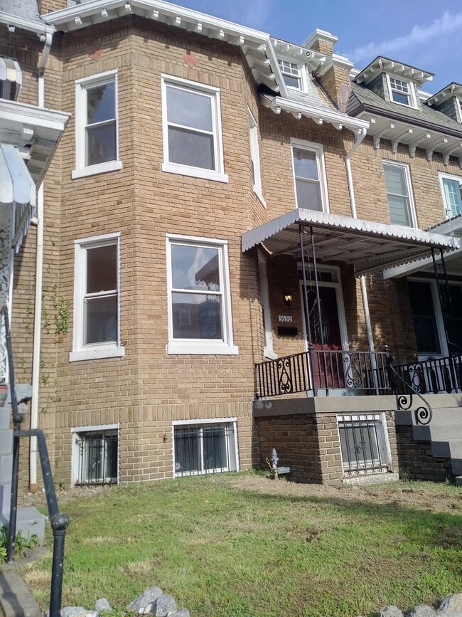 Building Photo - 3630 Warder St NW