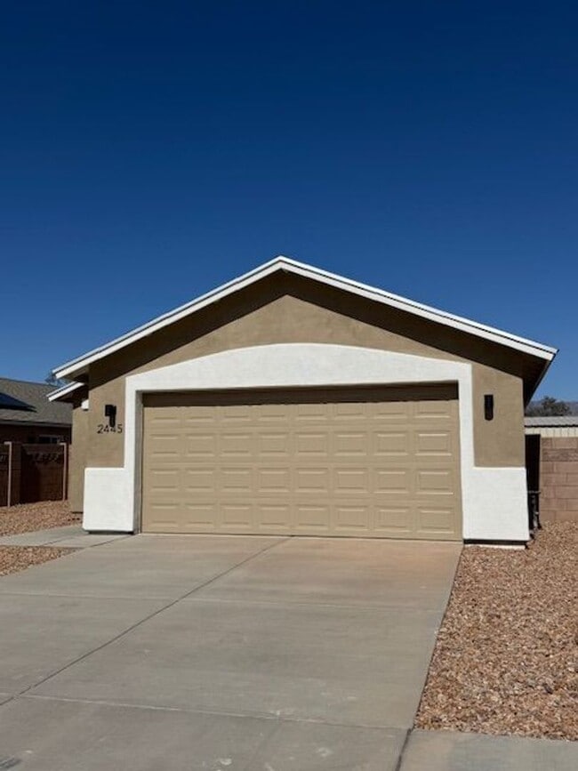 Building Photo - 2445 S Clovis Place-