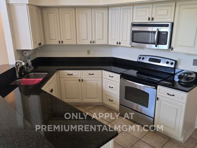 Foto del edificio - Beautiful 4 Bed / 2 Bath Single-Family Home with Fenced Yard & Screened Patio