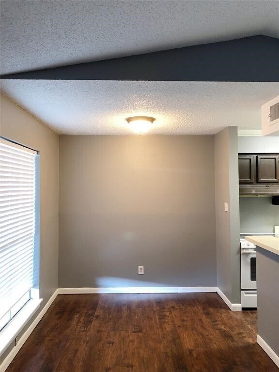 Foto del edificio - 17331 Red Oak Dr