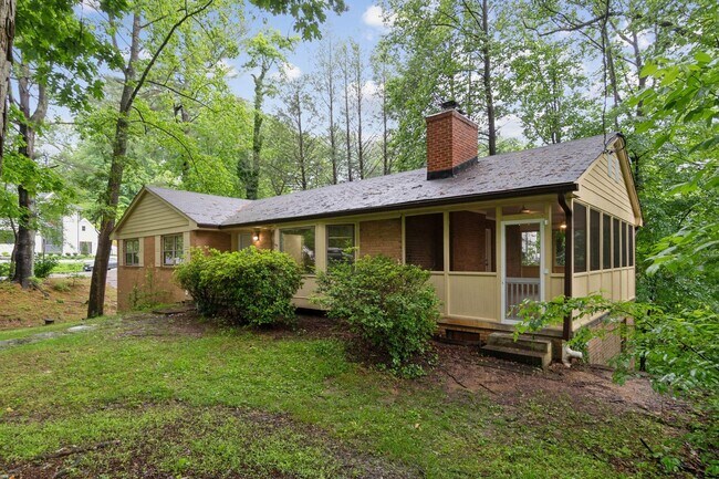 Foto del edificio - Large home on corner lot in Chesterbrook W...