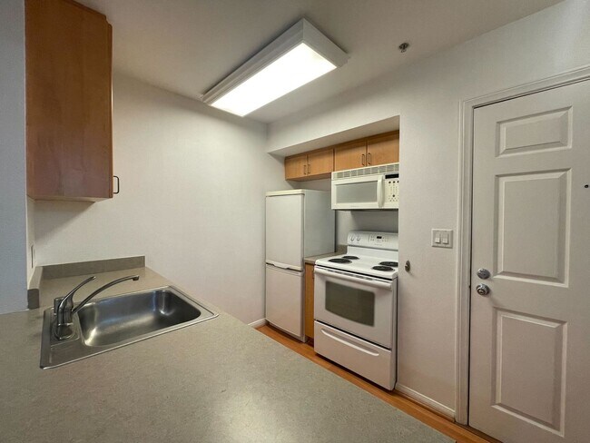 Building Photo - Modern Studio in the Heart of Little Italy...