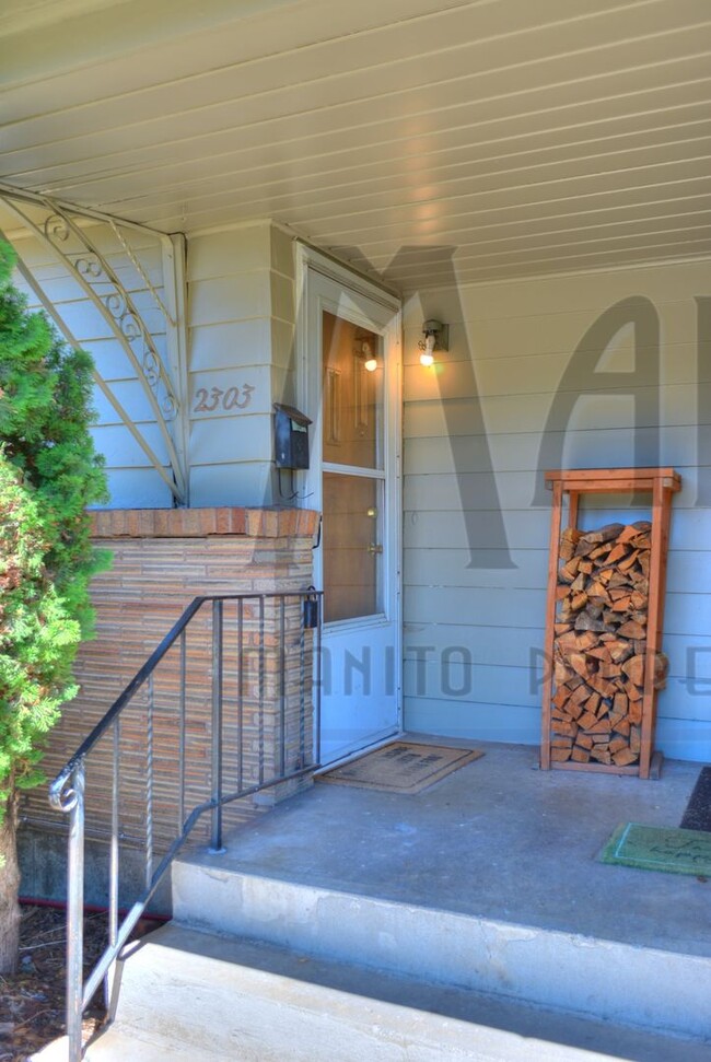 Building Photo - Large Centrally Located Duplex