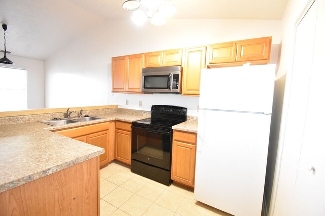 Building Photo - 2 bedroom 2 bathroom Condo-Stewarts Creek