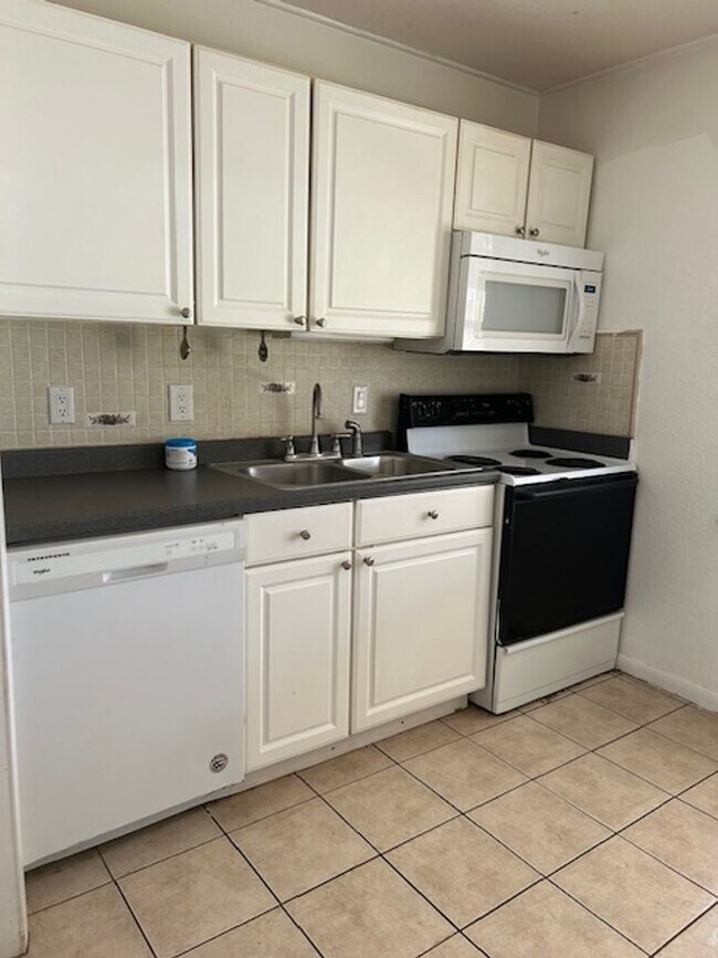 Building Photo - 3 bed 1 bath fenced backyard- pet friendly!
