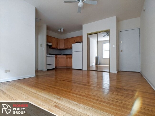 Building Photo - 910 W Dakin St
