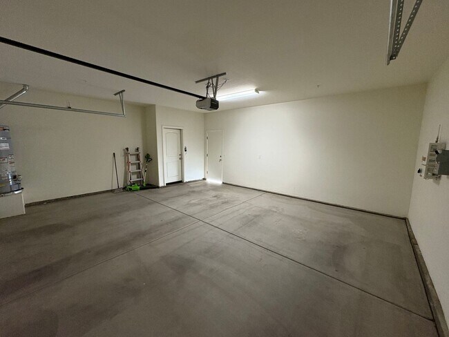 Building Photo - Charming home located in gated community A...
