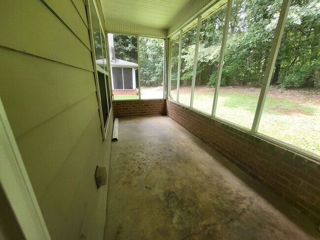 Building Photo - 4bed/4bath Eastside Home!